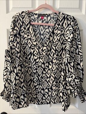 Vince Camuto Black Cream Blouse